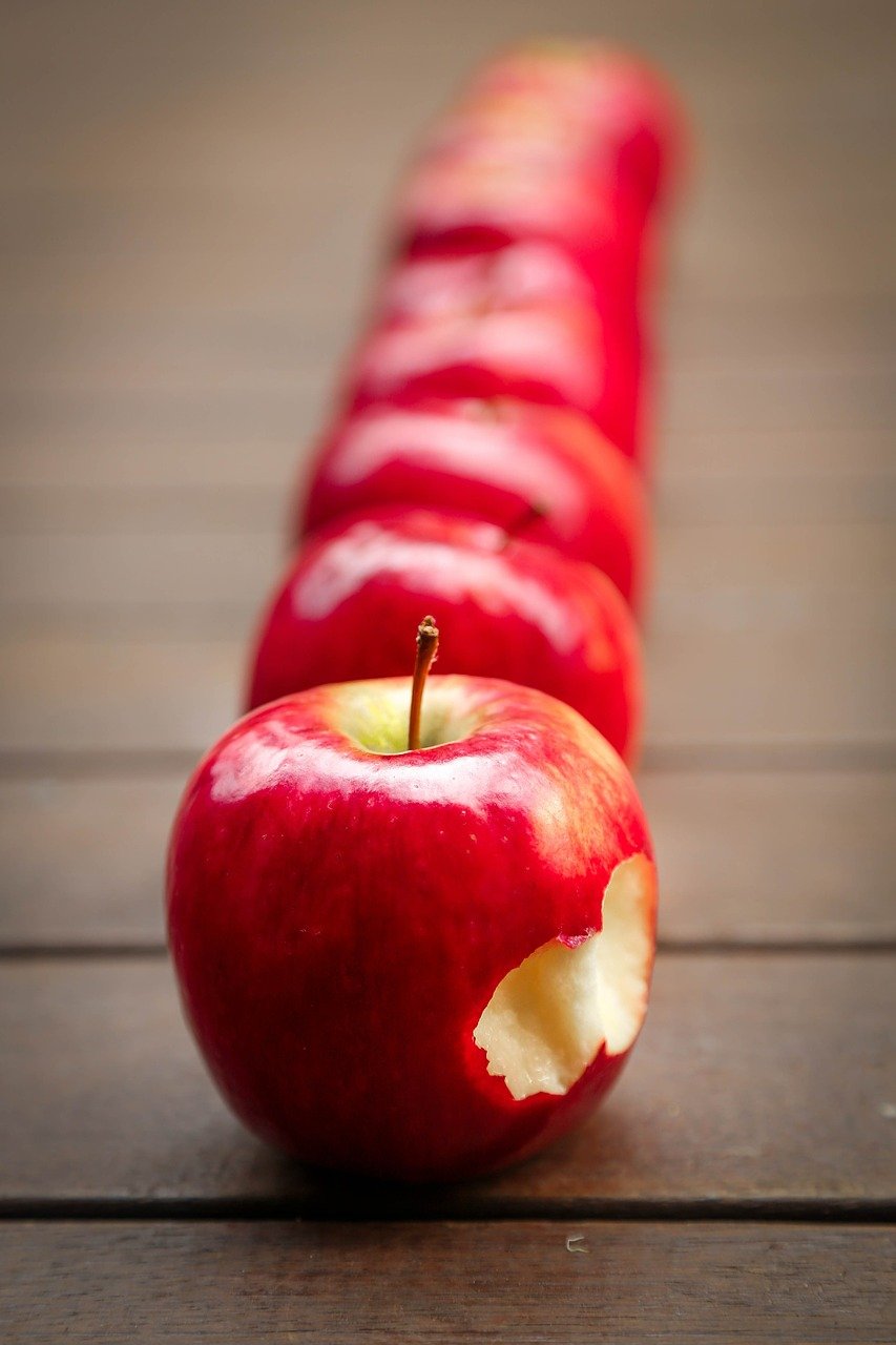 apples-fruit-red-634572.jpg